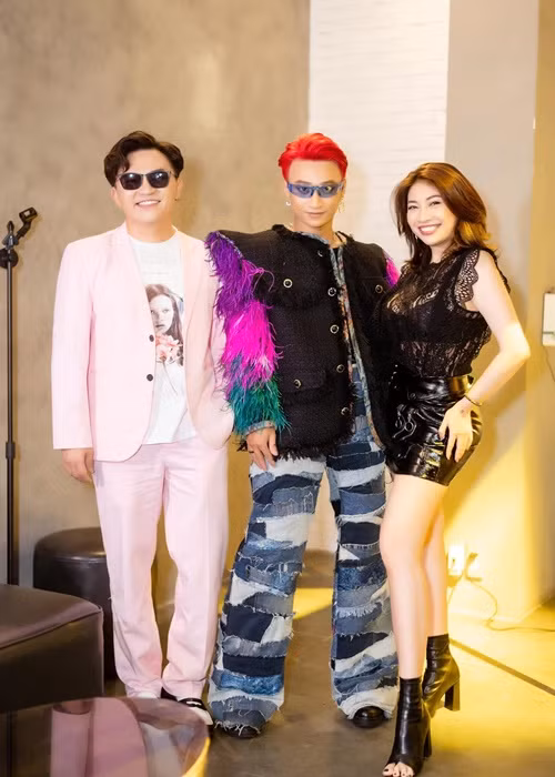 Pha Lê mặc gợi cảm khi đến chúc mừng Adam Tô Lâm ra mắt album ca nhạc.