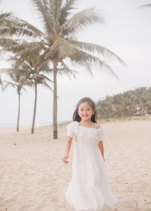 Bé Viann được cho là thừa hưởng những nét đẹp của bố và mẹ Hà Kiều Anh.