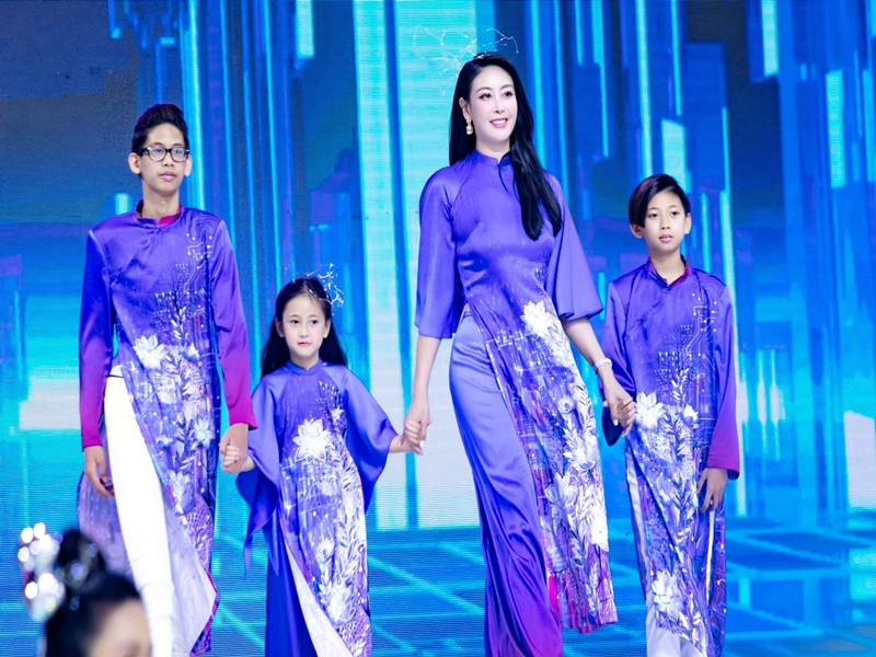 Bé Viann rất tự tin mỗi khi làm mẫu nhí. Hà Kiều Anh tiết lộ, con gái yêu thích nghệ thuật, thích tạo dáng, diễn xuất trước ống kính.