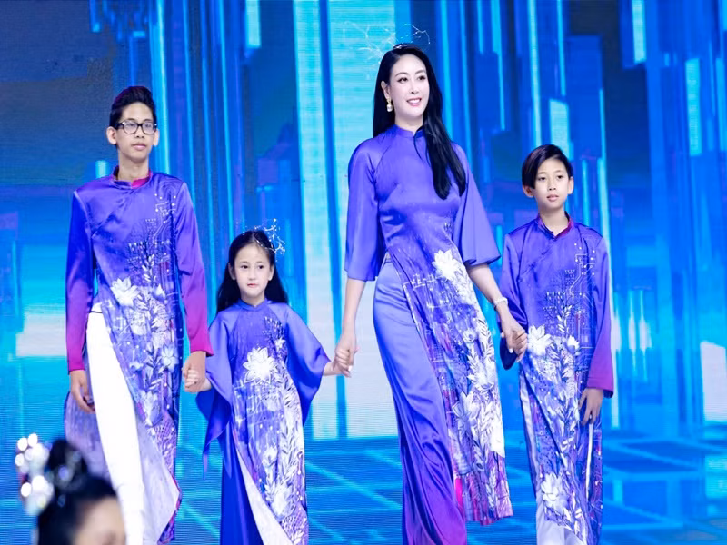 Bé Viann rất tự tin mỗi khi làm mẫu nhí. Hà Kiều Anh tiết lộ, con gái yêu thích nghệ thuật, thích tạo dáng, diễn xuất trước ống kính.