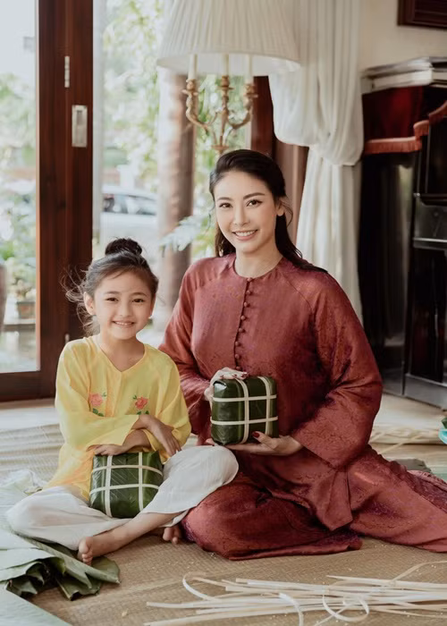 Hoa hậu Hà Kiều Anh dành nhiều thời gian cho con gái cưng.