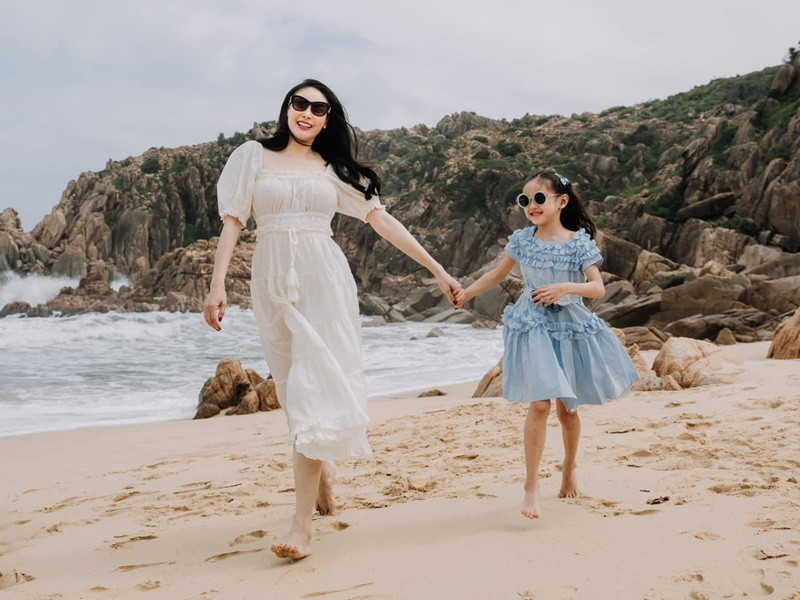 Bé Viann được bố mẹ đầu tư phát triển toàn diện. Cô nhóc học đàn, múa, bơi lội, cưỡi ngựa.