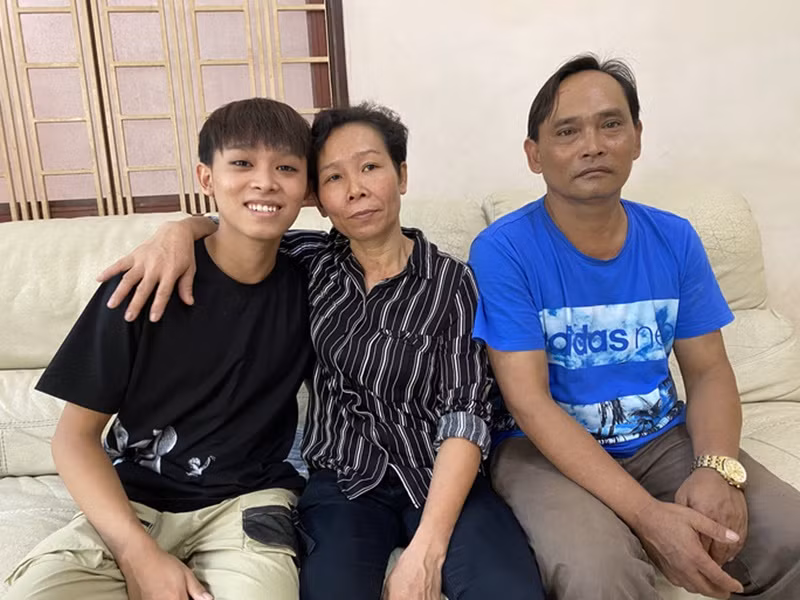 Hồ Văn Cường xuất thân nghèo khó. Bố ruột nam ca sĩ làm công việc thợ hồ còn mẹ ruột Hồ Văn Cường làm rẫy mướn. Khi trở thành quán quân Thần tượng âm nhạc nhí 2016, Hồ Văn Cường trở thành trụ cột kinh tế của gia đình. Ảnh: Người lao động