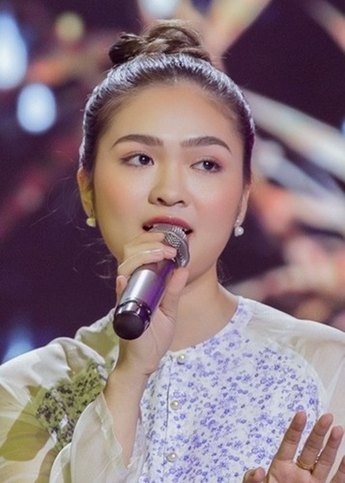 "Tôi là con út mà phải lo toàn bộ tài chính cho gia đình. Tôi nghĩ cha mẹ lớn tuổi nên có bao tiền cũng cho mà không suy nghĩ gì. Có những thời điểm, tôi không có đồng nào trong người. Tiền đặt vé máy bay từ Bình Định vào TP HCM cũng không đủ. Tôi không muốn mọi người trong nhà phải chịu khổ nên luôn bao bọc, bảo vệ”, quán quân Thiện Nhân nói. Ảnh: FBNV