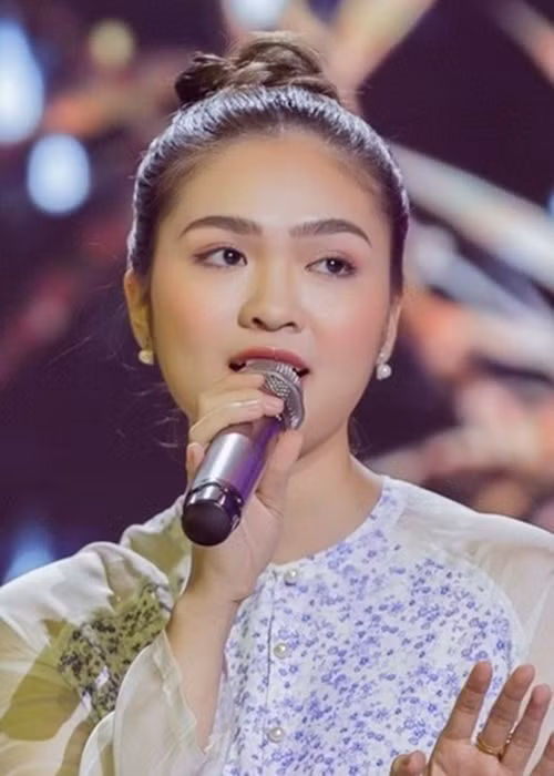 "Tôi là con út mà phải lo toàn bộ tài chính cho gia đình. Tôi nghĩ cha mẹ lớn tuổi nên có bao tiền cũng cho mà không suy nghĩ gì. Có những thời điểm, tôi không có đồng nào trong người. Tiền đặt vé máy bay từ Bình Định vào TP HCM cũng không đủ. Tôi không muốn mọi người trong nhà phải chịu khổ nên luôn bao bọc, bảo vệ”, quán quân Thiện Nhân nói. Ảnh: FBNV