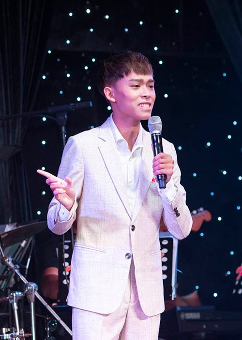 Chia sẻ với Pháp luật và xã hội, phía đại diện Hồ Văn Cường cho biết show diễn gần nhất anh nhận được cát sê 200 triệu đồng. Tuy nhiên, nam ca sĩ phải trình diễn hơn 10 bài và nhờ có sự kết nối của Ngọc Sơn, bầu Thụy. Ảnh: Dân Việt