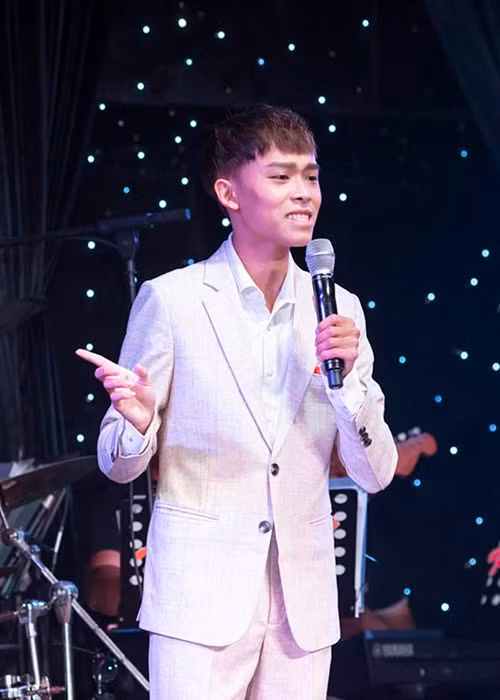 Chia sẻ với Pháp luật và xã hội, phía đại diện Hồ Văn Cường cho biết show diễn gần nhất anh nhận được cát sê 200 triệu đồng. Tuy nhiên, nam ca sĩ phải trình diễn hơn 10 bài và nhờ có sự kết nối của Ngọc Sơn, bầu Thụy. Ảnh: Dân Việt