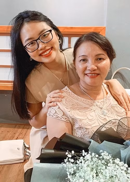 "Tôi thấy rằng dù mình có nổi tiếng và kiếm được nhiều tiền đến đâu thì ba mẹ cũng chẳng bao giờ thôi cực khổ. Chỉ khác ở chỗ là ngày xưa ba mẹ vất vả lao động chân tay, còn bây giờ dù nhà ổn hơn nhưng họ lại cực khổ về đầu óc", Phương Mỹ Chi chia sẻ trong chương trình "Tôi tuổi teen". Ảnh: FBNV