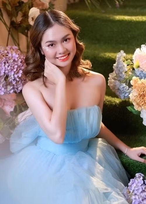 Tuy nhiên, giọng ca 20 tuổi cho biết, giờ đây, cô cảm thấy tổn thương, đau lòng vì gia đình. Theo Thiện Nhân, gia đình phản đối chuyện cô hẹn hò đồng giới. Ngoài ra, 1 năm qua, cô mất quyền kiểm soát fanpage mang tên Thiện Nhân do gia đình năm giữ. Thiện Nhân cắt đứt liên lạc với gia đình trong một tuần qua với mong muốn lấy lại fanpage. Ảnh: FBNV