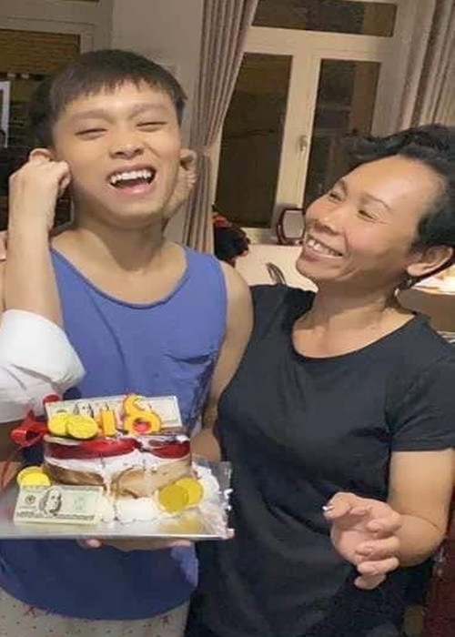 Năm 2021, Hồ Văn Cường rời công ty quản lý của cố ca sĩ Phi Nhung. Anh nhận đủ tiền cát sê, số tiền cố ca sĩ Phi Nhung hứa tặng. Ngoài ra, Hồ Văn Cường được danh ca Ngọc Sơn dìu dắt, chỉ dạy và giúp nhận các show diễn. Ảnh: FBNV