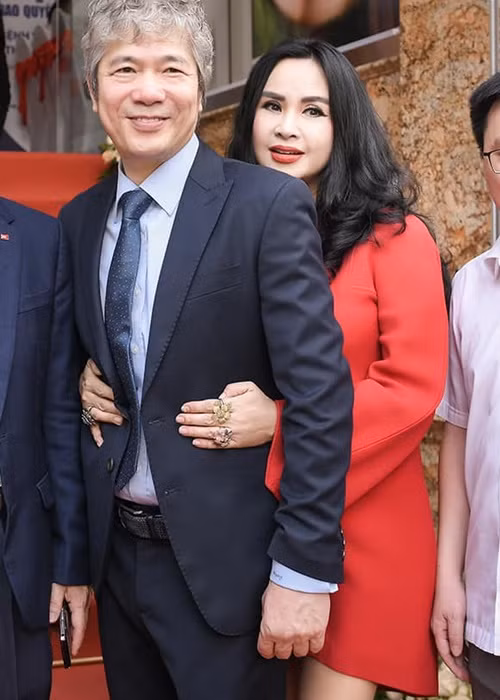 Trong công việc, cặp đôi hỗ trợ nhau về mặt tình cảm. "Chúng tôi làm ở hai lĩnh vực khác hoàn toàn nhau nhưng lại luôn có sự hỗ trợ cho nhau về mặt tình cảm. Không phải vì tôi đi theo Thanh Lam mà bỏ bê công việc này và càng không phải vì việc của tôi mà Thanh Lam sẽ bỏ hát", bác sĩ Tiến Hùng từng chia sẻ.