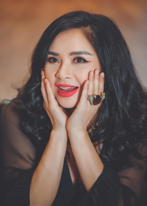 Gương mặt của Thanh Lam vẫn đầy cuốn hút với đôi mắt to tròn và đôi môi mọng ở độ tuổi U60.