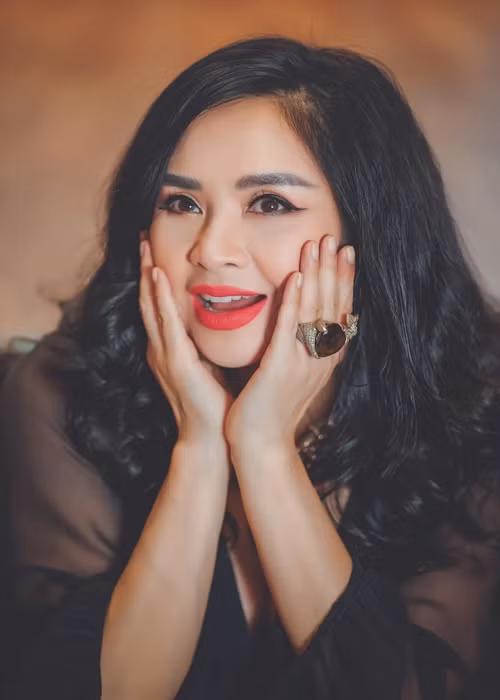 Gương mặt của Thanh Lam vẫn đầy cuốn hút với đôi mắt to tròn và đôi môi mọng ở độ tuổi U60.