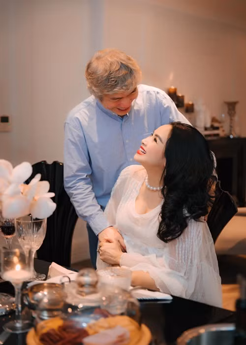 Thanh Lam rạng rỡ, xinh tươi hơn hẳn kể từ gắn bó với bác sĩ Tiến Hùng.