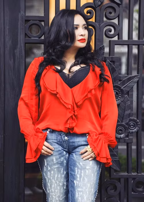 Thanh Lam liên tục biến hóa với gu thời trang từ cá tính, quý phái, nữ tính đến trẻ trung.