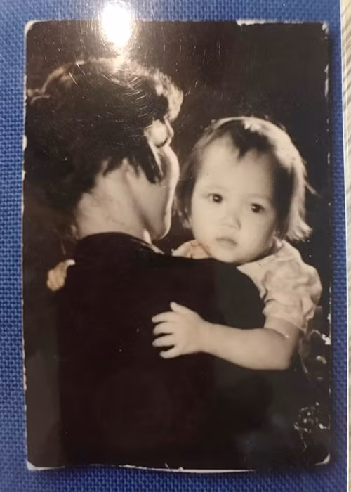 … Vậy mà hôm nay, 14/7, vừa mới chào đời bé Khanh đã đi đóng phim từ 4h tới giờ. Tổ nghề chọn mệnh cho rồi. Một sự trùng lặp lạ lùng, hôm nay là ngày quay cuối cùng vai Khanh diễn, một ngày quay toàn cảnh khóc, khóc trọn một ngày. Một ngày tận hưởng mình đang được sống. Mình đang có thêm bao gia đình nghệ thuật sau mỗi đoàn phim, có bao người con mình không sinh ra nhưng gọi mình là mẹ với tất cả tấm lòng. Xin cảm ơn tất cả những người thân yêu đã cho bé Khanh sự sống, sự nghiệp và nụ cười. Xin cảm ơn tất cả”, nữ nghệ sĩ viết trên trang cá nhân. Ảnh: FBNV