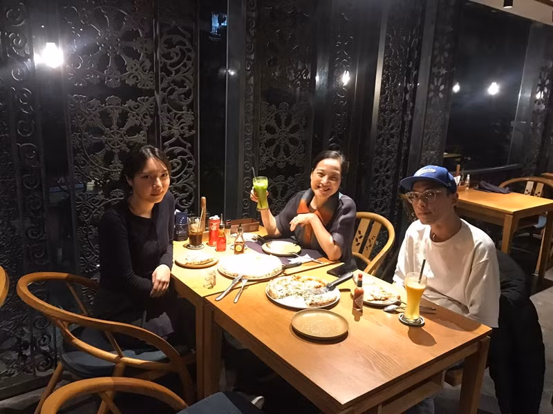 Lam Khê từng gây sốt trên mạng xã hội bởi sở hữu nhan sắc xinh như hot girl. Nói về Lam Khê, NSND Lê Khanh từng chia sẻ rằng từ nhỏ con gái đã được cô quan tâm nhiều hơn so với em trai, đồ của Lam Khê cũng thường đắt ngang ngửa với mẹ. Ảnh: FBNV