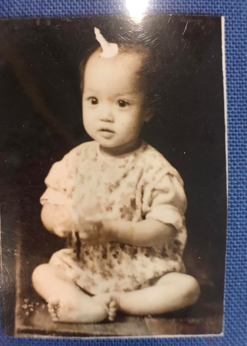 Lê Khanh chia sẻ: “Mẹ Mai bảo không nhớ giờ sinh, chỉ biết trên đường đi đến Nhà hát lớn biểu diễn, bố Tiến ghé qua thăm thì mẹ sinh rồi, 1,7kg, dài 32cm, sinh non, bị ngạt tím đen tưởng đã chết, may bà đỡ làm thế nào mà bé Khanh khóc ré lên, như hờn, như tủi, thế là sống lại, thế là được làm người. Tuổi thơ đau ốm, quặt quẹo, làm mẹ khóc, nản không biết bao lần nên bố Tiến chỉ ước "con Khanh sau này biết đọc, biết viết là sung sướng lắm rồi "...Ảnh: FBNV