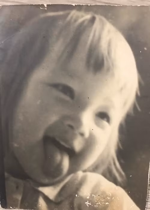 Nhân dịp sinh nhật, Lê Khanh đăng tải loạt ảnh ngày còn bé. Ảnh: FBNV