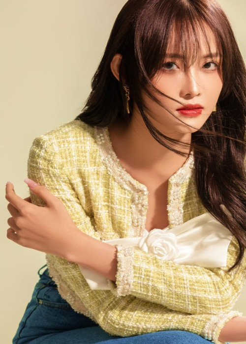 1 năm trước, Trương Mỹ Nhân cũng gây bất ngờ khi công khai chuyện trả nợ đến vài tỷ cho mẹ ruột suốt 10 năm vì bà ham mê cờ bạc. Chân dài cho biết, cô vẫn phải trả nợ ngân hàng cho món nợ cách đây 3-4 năm (trả góp 10 năm, trả 4 triệu/tháng).