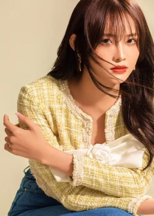 1 năm trước, Trương Mỹ Nhân cũng gây bất ngờ khi công khai chuyện trả nợ đến vài tỷ cho mẹ ruột suốt 10 năm vì bà ham mê cờ bạc. Chân dài cho biết, cô vẫn phải trả nợ ngân hàng cho món nợ cách đây 3-4 năm (trả góp 10 năm, trả 4 triệu/tháng).