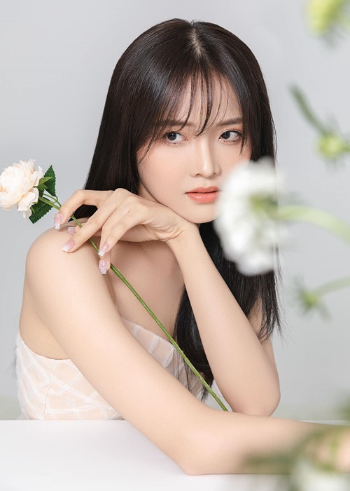 Trương Mỹ Nhân từng tham gia một số cuộc thi nhan sắc và đoạt giải như Á quân The Face Vietnam 2017, á hậu 1 Hoa hậu Siêu quốc gia Việt Nam 2018. Hiện tại, "gà cưng" một thời của Khắc Tiệp tập trung đóng phim.