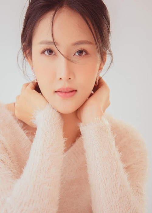 Tháng 6/2022, trong một chương trình, Trương Mỹ Nhân cho biết cô không hề hối hận về quyết định công khai việc trả nợ cho mẹ vì bản thân đã phải chịu đựng quá lâu. Theo Trương Mỹ Nhân, cô rất thương mẹ nhưng càng bao che thì mẹ cô lại vướng vào nợ nần. Đến nay, mối quan hệ giữa người đẹp và mẹ tốt đẹp. Cả hai hiện tại sống cùng nhà.