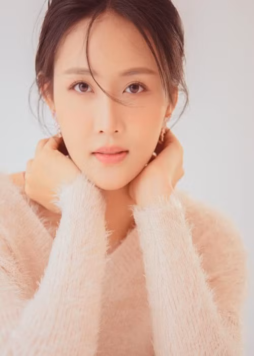 Tháng 6/2022, trong một chương trình, Trương Mỹ Nhân cho biết cô không hề hối hận về quyết định công khai việc trả nợ cho mẹ vì bản thân đã phải chịu đựng quá lâu. Theo Trương Mỹ Nhân, cô rất thương mẹ nhưng càng bao che thì mẹ cô lại vướng vào nợ nần. Đến nay, mối quan hệ giữa người đẹp và mẹ tốt đẹp. Cả hai hiện tại sống cùng nhà.