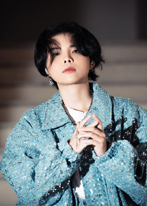 Vũ Cát Tường kể lúc ngồi ghế nóng Giọng hát nhí 2018, cô nhận thấy tới lúc bản thân không còn muốn mặc váy nữa. Khi chuẩn bị bước qua tuổi 30, giọng ca 9x muốn chia sẻ về con người thật của mình. Vũ Cát Tường công khai giới tính thật cũng vì người thương. Ảnh: FBNV