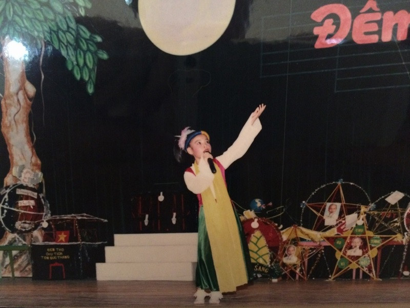 Giọng ca sinh năm 1992 mặc áo tứ thân trên sân khấu. Ảnh: Zing