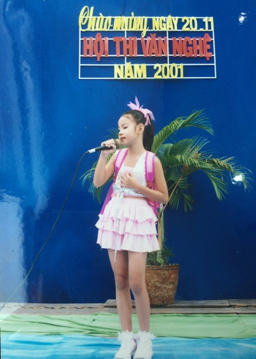 Khi biểu diễn văn nghệ, Vũ Cát Tường thường mặc váy. Ảnh: Zing