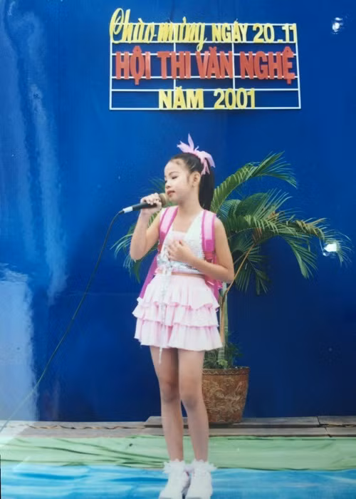 Khi biểu diễn văn nghệ, Vũ Cát Tường thường mặc váy. Ảnh: Zing