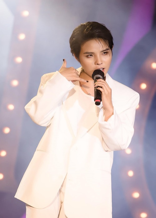 Vũ Cát Tường trở nên "nam tính" hơn với mái tóc ngắn cùng phong cách ăn mặc "đàn ông". Ảnh: FBNV