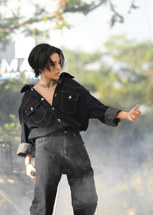 Giọng ca “Vết mưa” thường diện vest, tạo dáng tomboy. Ảnh: FBNV