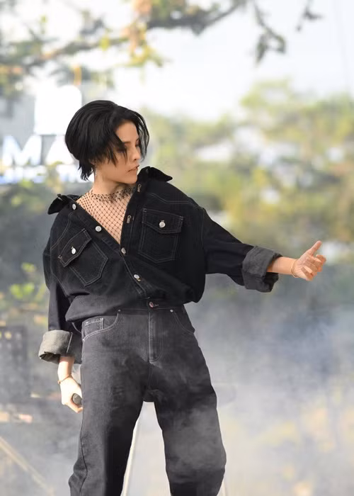 Giọng ca “Vết mưa” thường diện vest, tạo dáng tomboy. Ảnh: FBNV