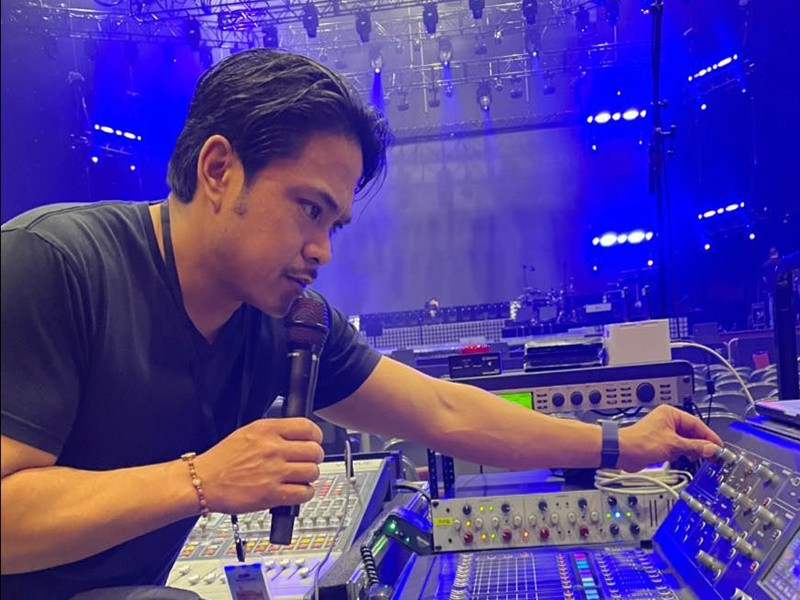 Trên trang cá nhân, Roland thi thoảng cập nhật hình ảnh của bản thân. Có thể thấy, anh vẫn theo đuổi công việc sản xuất âm nhạc. Ảnh: FBNV