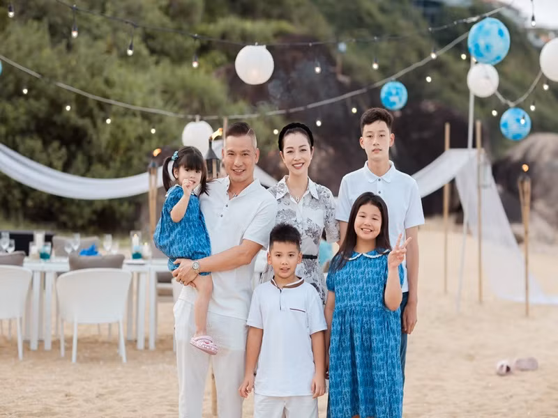 Con trai của Jennifer Phạm cao lớn ở tuổi 14.