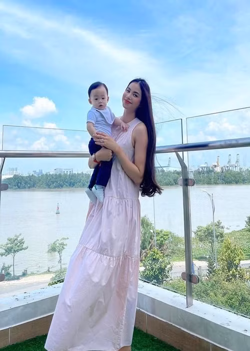 Hai con trai của Phạm Hương cũng về Việt Nam nghỉ hè.