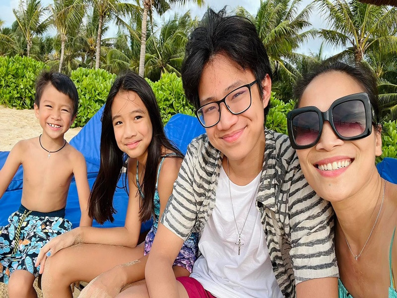 Nữ ca sĩ còn đưa các con đi du lịch.