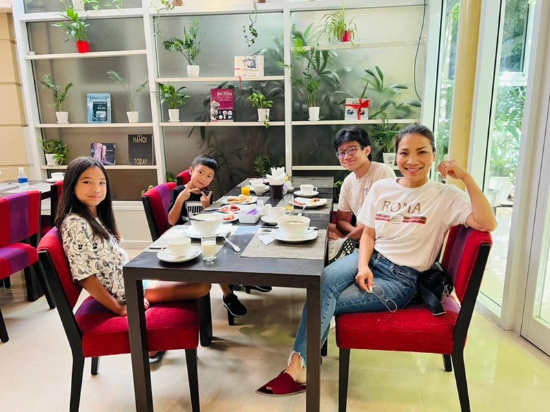 Hồng Ngọc đưa các con về Việt Nam nghỉ hè. Chuyến đi không có ông xã của nữ ca sĩ.