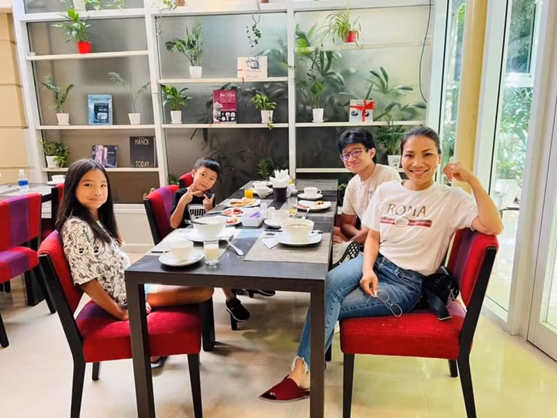 Hồng Ngọc đưa các con về Việt Nam nghỉ hè. Chuyến đi không có ông xã của nữ ca sĩ.
