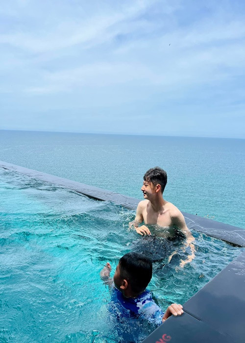 Bảo Nam vui vẻ đi bơi cùng các em.