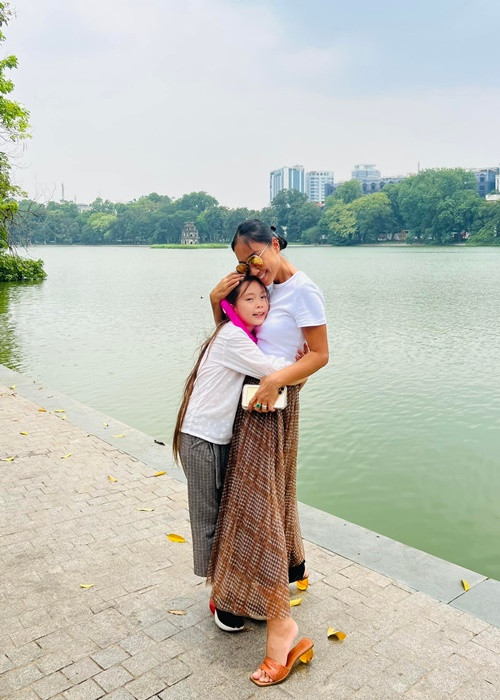 Ca sĩ Đoan Trang đưa con gái từ Singapore về Việt Nam nghỉ hè.