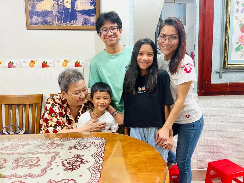 Hồng Ngọc đưa các con về Việt Nam thăm người thân.