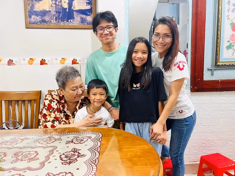 Hồng Ngọc đưa các con về Việt Nam thăm người thân.