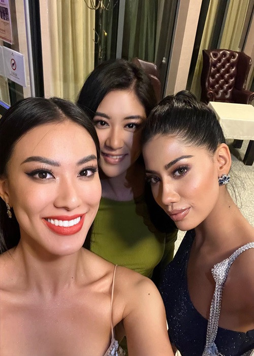 Đại diện Việt Nam luôn tỏ ra là thí sinh thân thiện. Ảnh: FBNV