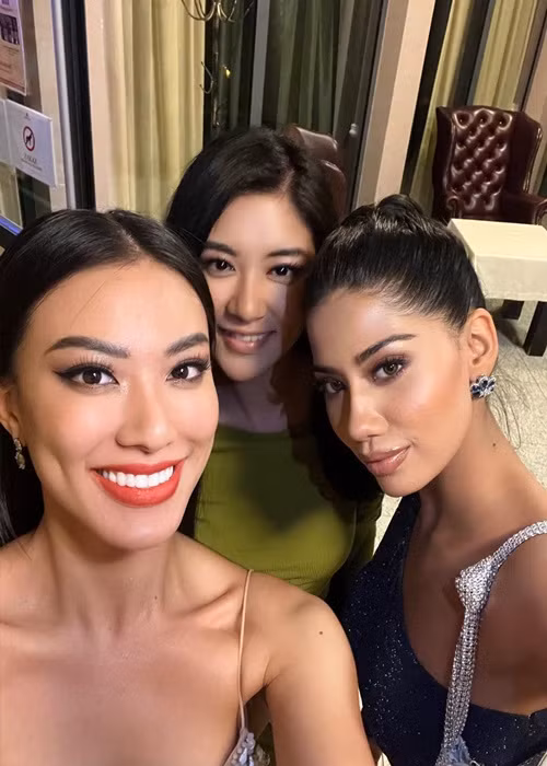 Đại diện Việt Nam luôn tỏ ra là thí sinh thân thiện. Ảnh: FBNV