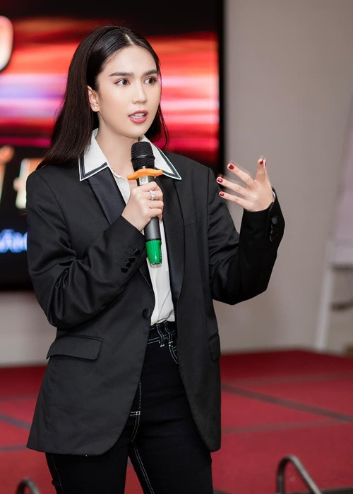 Tháng 9/2020, ở tuổi 31, "nữ hoàng nội y" được thăng chức làm Phó Tổng giám đốc kinh doanh. Ảnh: FBNV