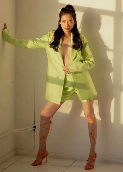 Trúc Diễm diện vest không nội y khoe vòng một lấp ló.