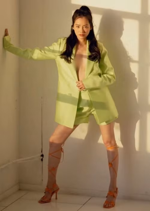 Trúc Diễm diện vest không nội y khoe vòng một lấp ló.